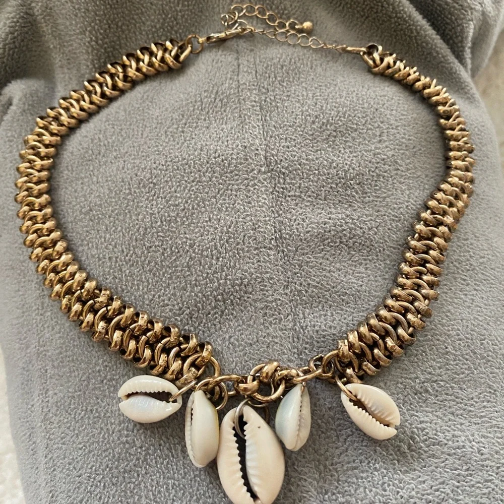 Gold Shell Charm Necklace - Picture 1 of 3